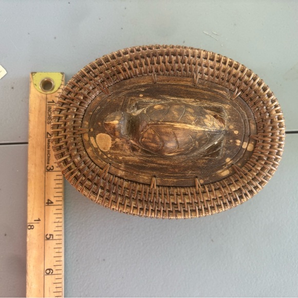 Lombok Indonesia Hand Woven Lidded Basket with 5 Coasters Set Carved Turtle - Picture 10 of 12